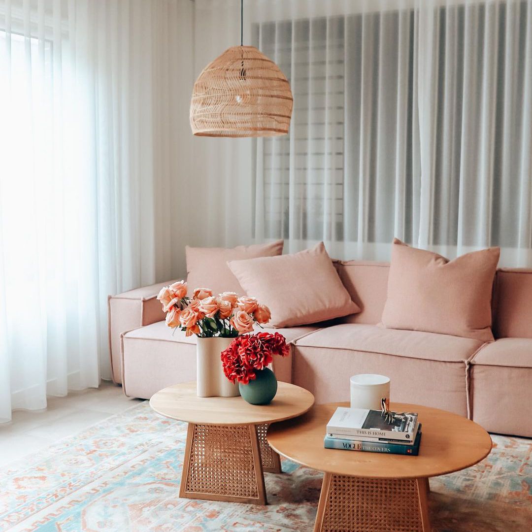 有百叶窗和透明窗帘的客厅。