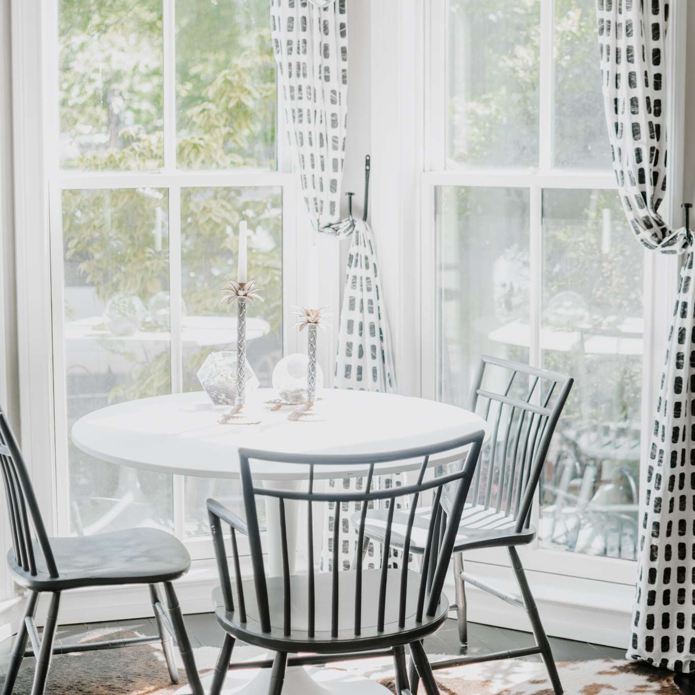 风格的midcantury餐厅椅子在sputnik枝形吊灯下。