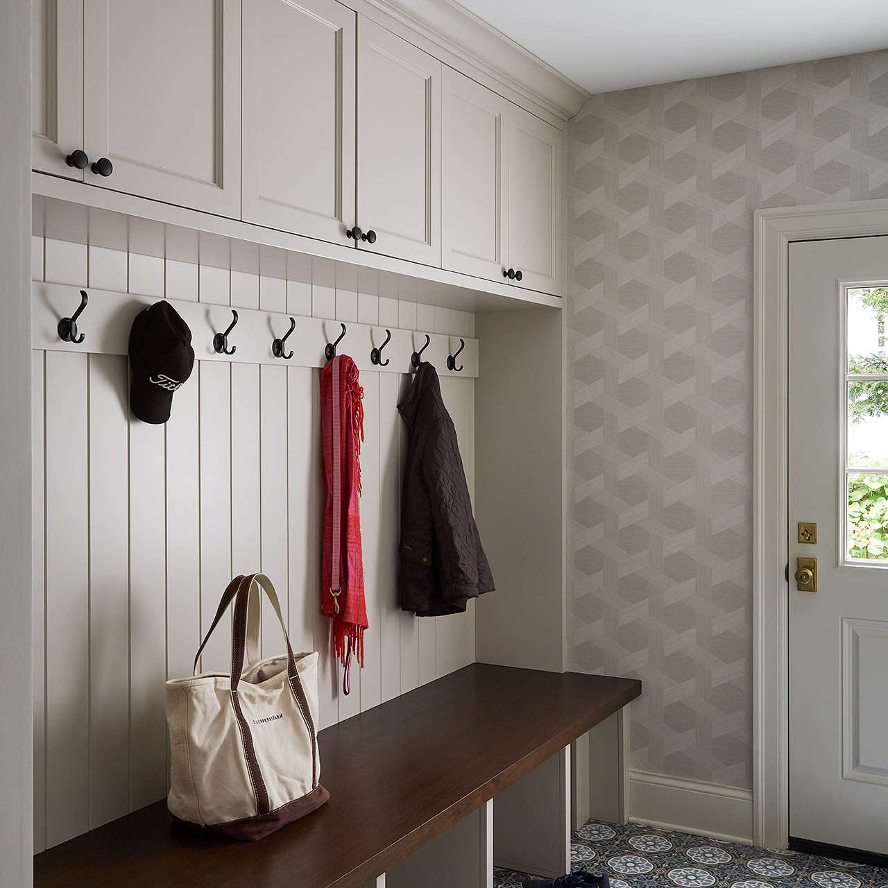 有图案的壁纸在mudroom。