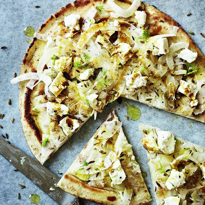 有茴香和乳酪的扁平面包披萨。