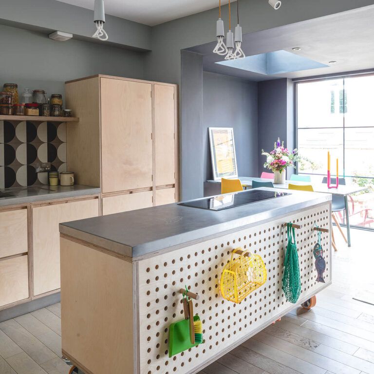 带钉板的厨房岛