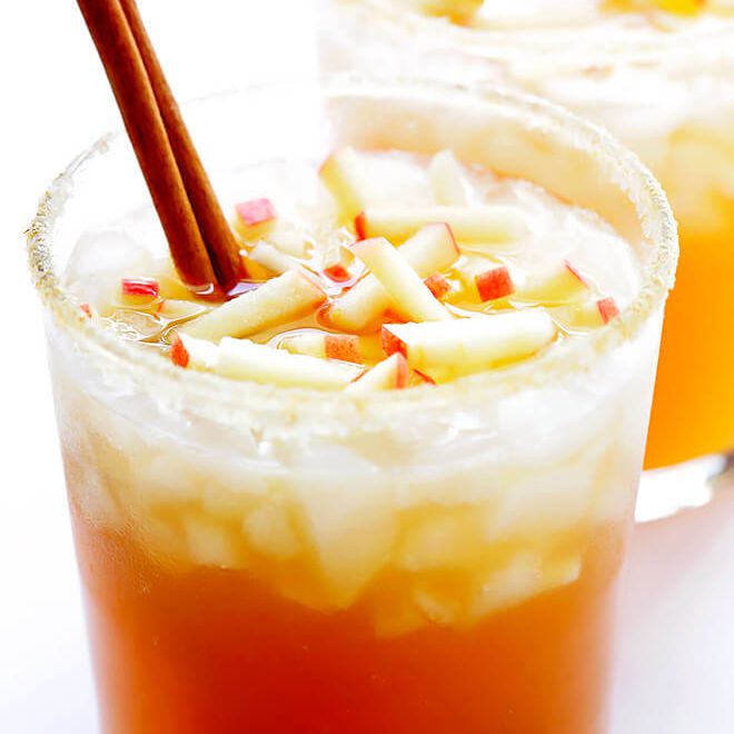 梅斯卡尔酒鸡尾酒的红苹果和肉桂棒件。