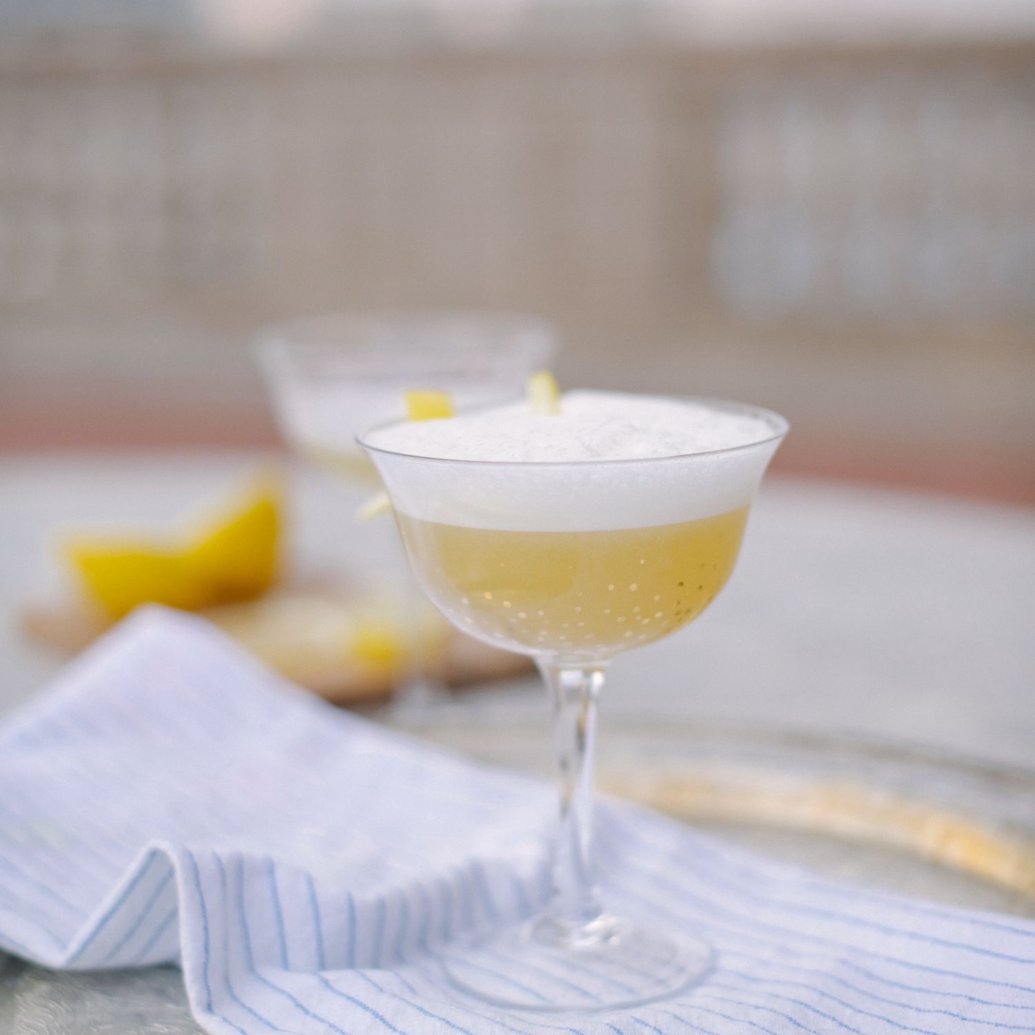 鸡尾酒的轿跑车玻璃泡沫顶部。