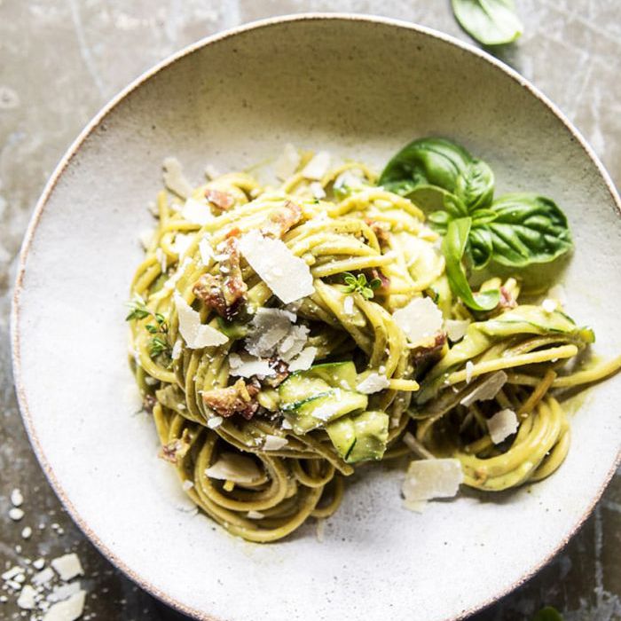 素食无麸质意面沙拉，洋蓟和柠檬醋汁