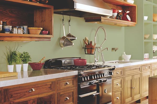 漂亮的木制厨房，墙壁上有橄榄泉油漆。