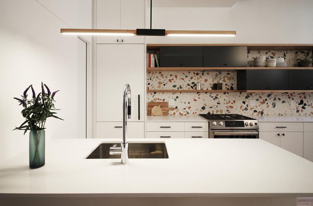 黑色和水磨石厨房