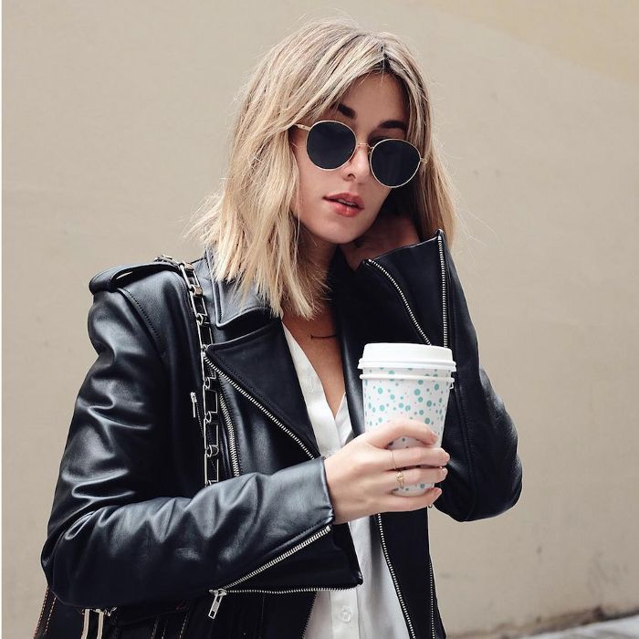 一个女人拿着咖啡