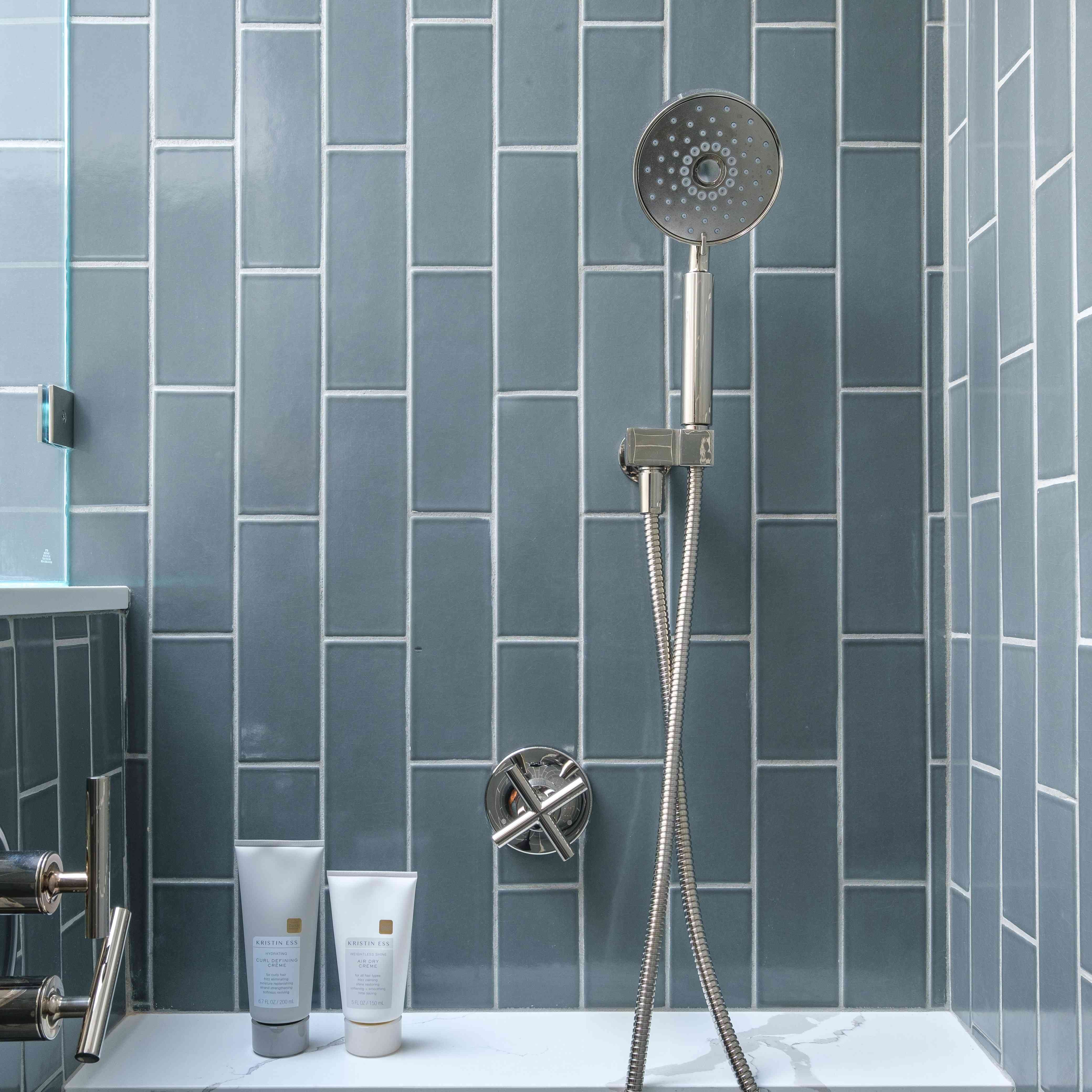 本周的改造 - 吉娜瑞士林 - 小浴室 - 垂直地铁瓷砖