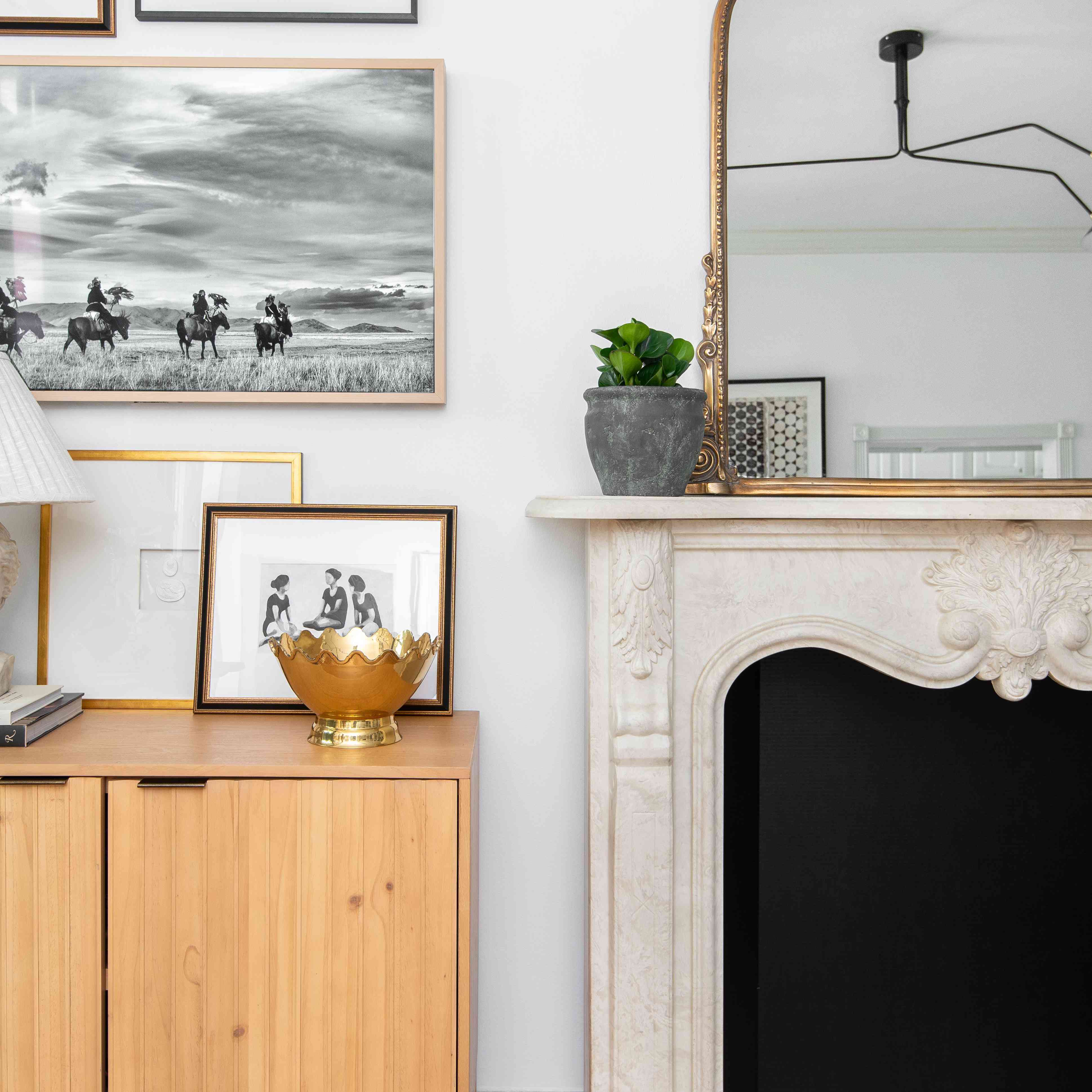 在斗篷上的石器罐