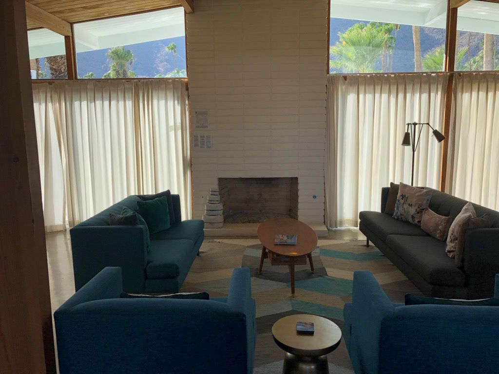 在拍摄的平和中间人客厅。