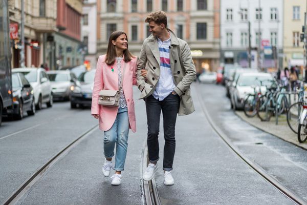 一对夫妇走在街上