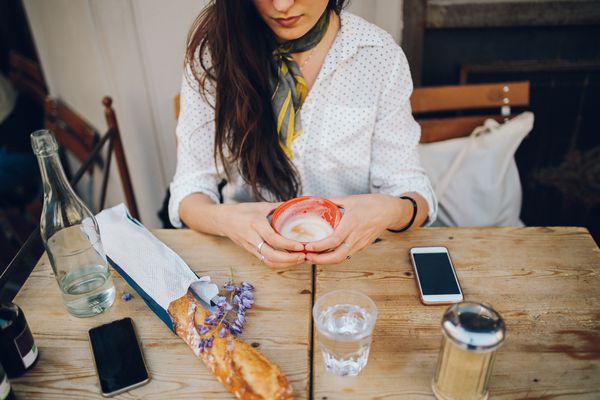 法国咖啡馆的女孩