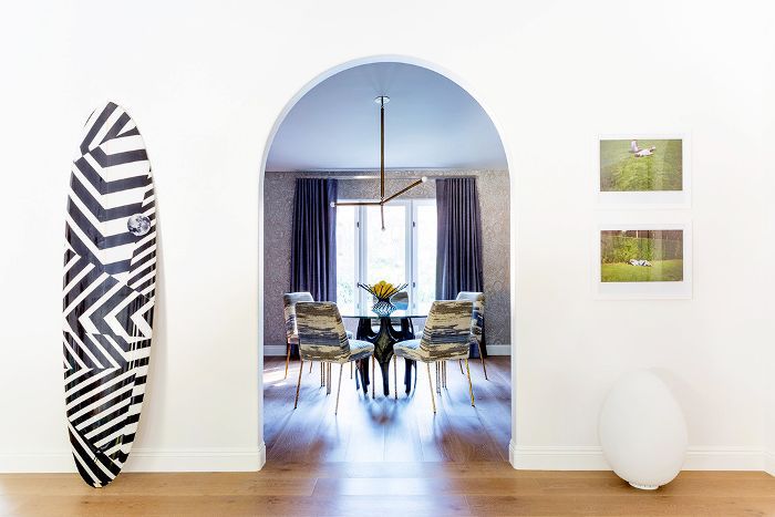 透过拱门可以看到餐厅