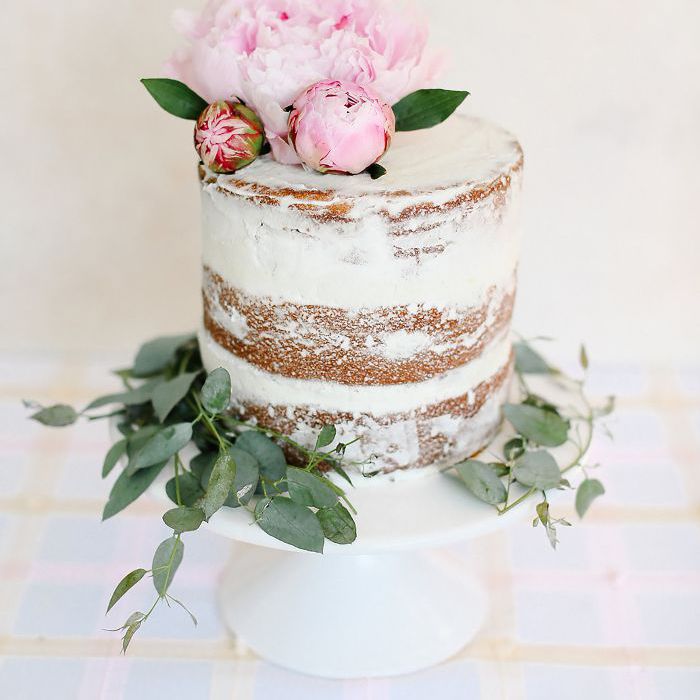 千层糕白色糖霜和玫瑰