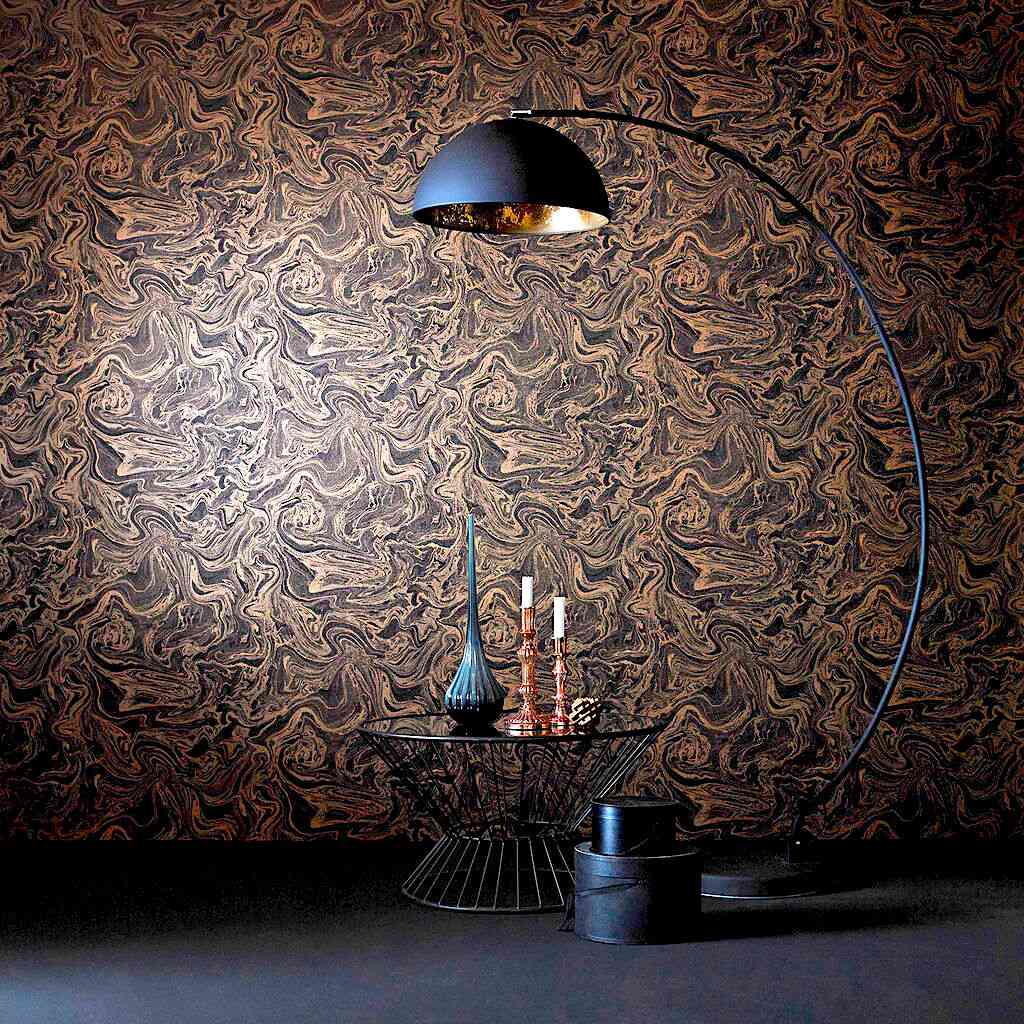 大理石棕色和黑色墙纸壁有一黑色拱形灯并用花瓶晕影。