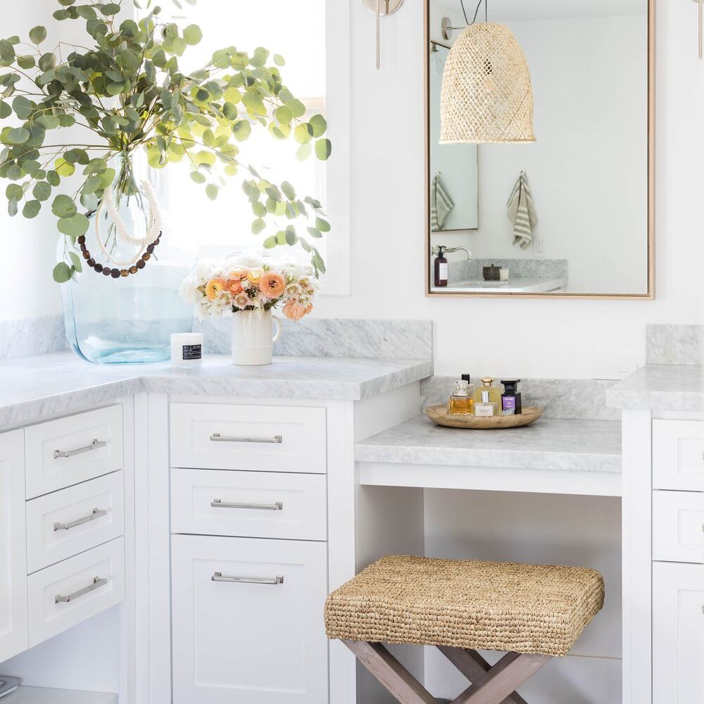 浴室配有梳妆台和大型植物