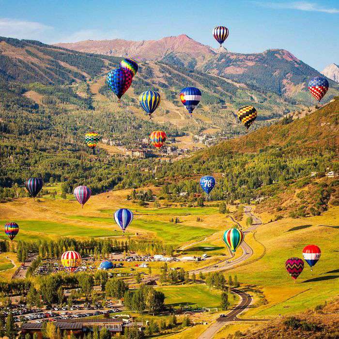 漂浮的热气球在科罗拉多州的阿斯彭