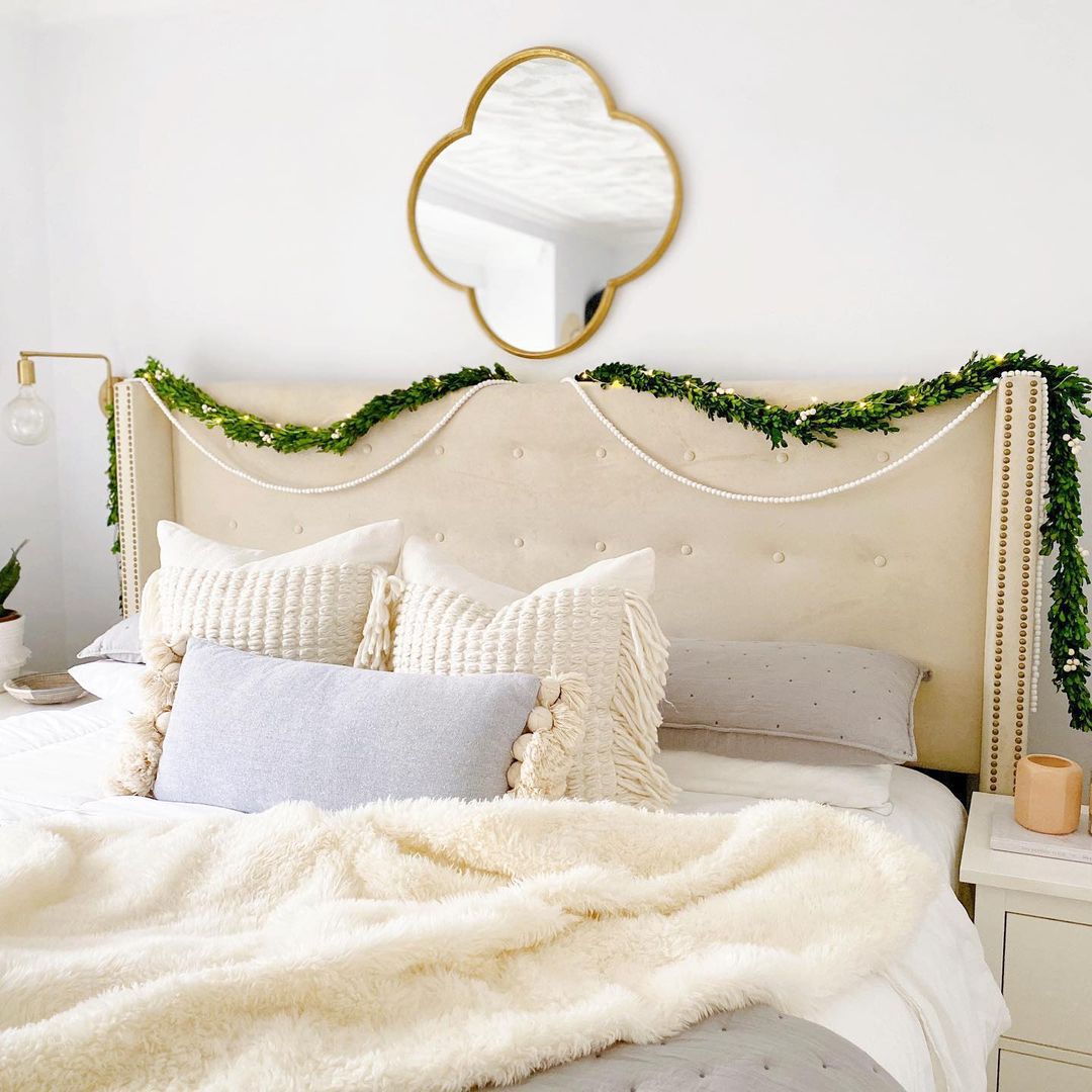 加兰在床头板上。