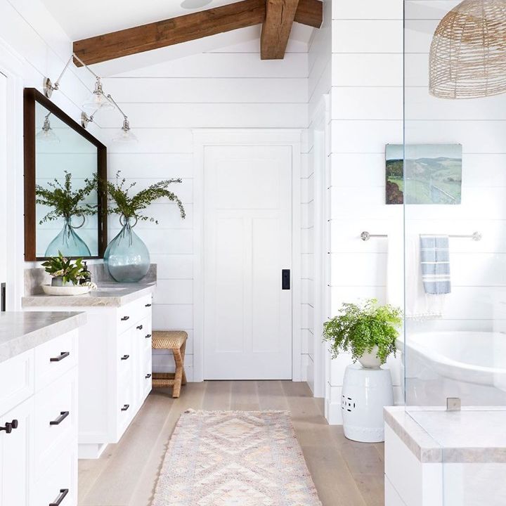 白色浴室配有大教堂天花板