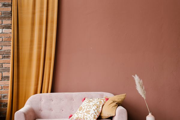 舒适的房间里的舒适沙发