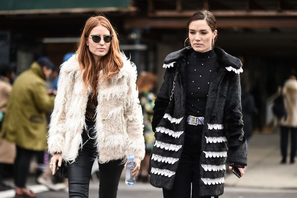 走在街道的两个严肃的妇女