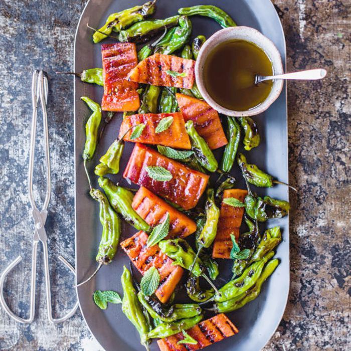 烤西瓜和辣椒shishito