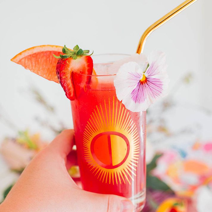 波光粼粼的草莓芙蓉冷却器