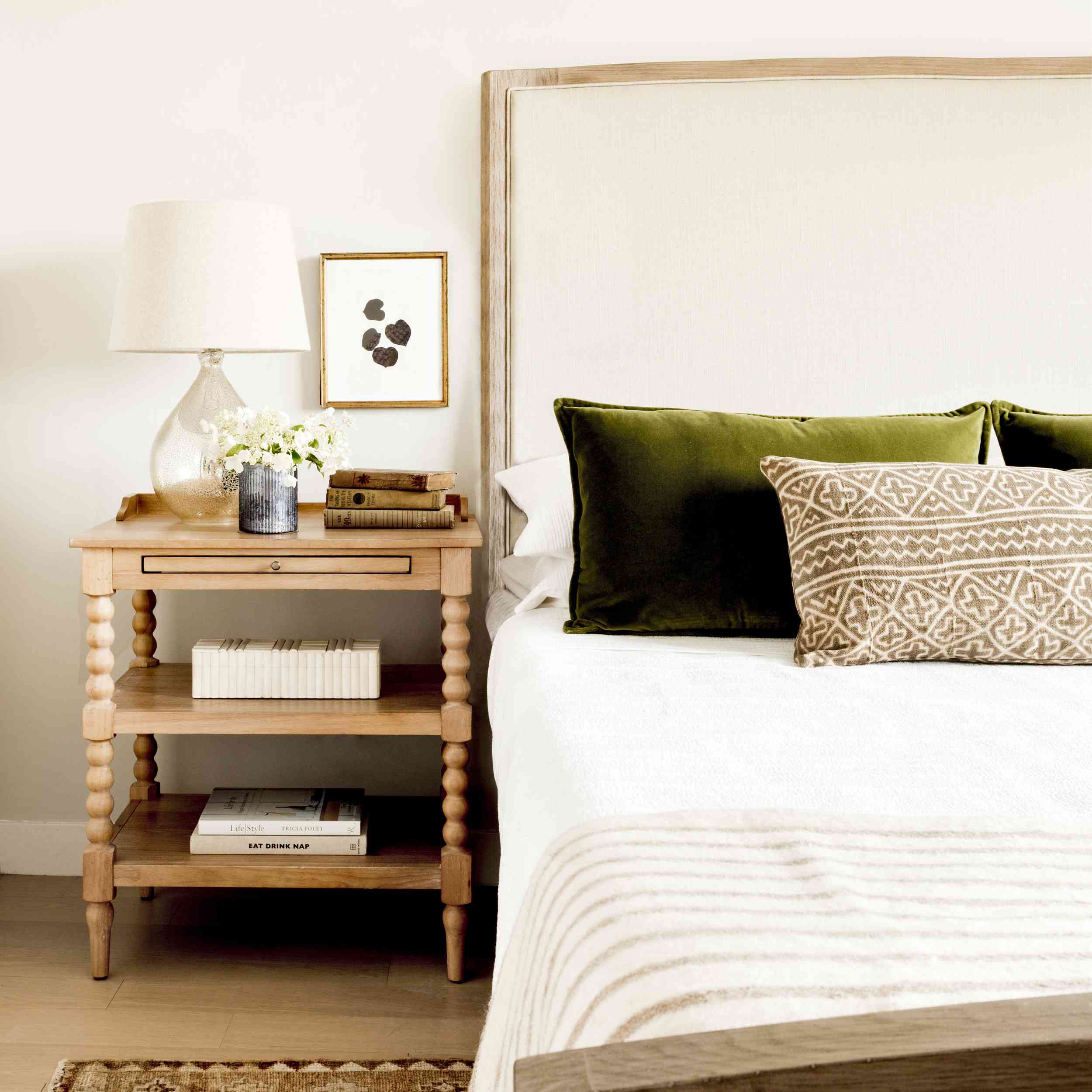 最好的卧室的想法 - 帆布床头板和木质床头柜