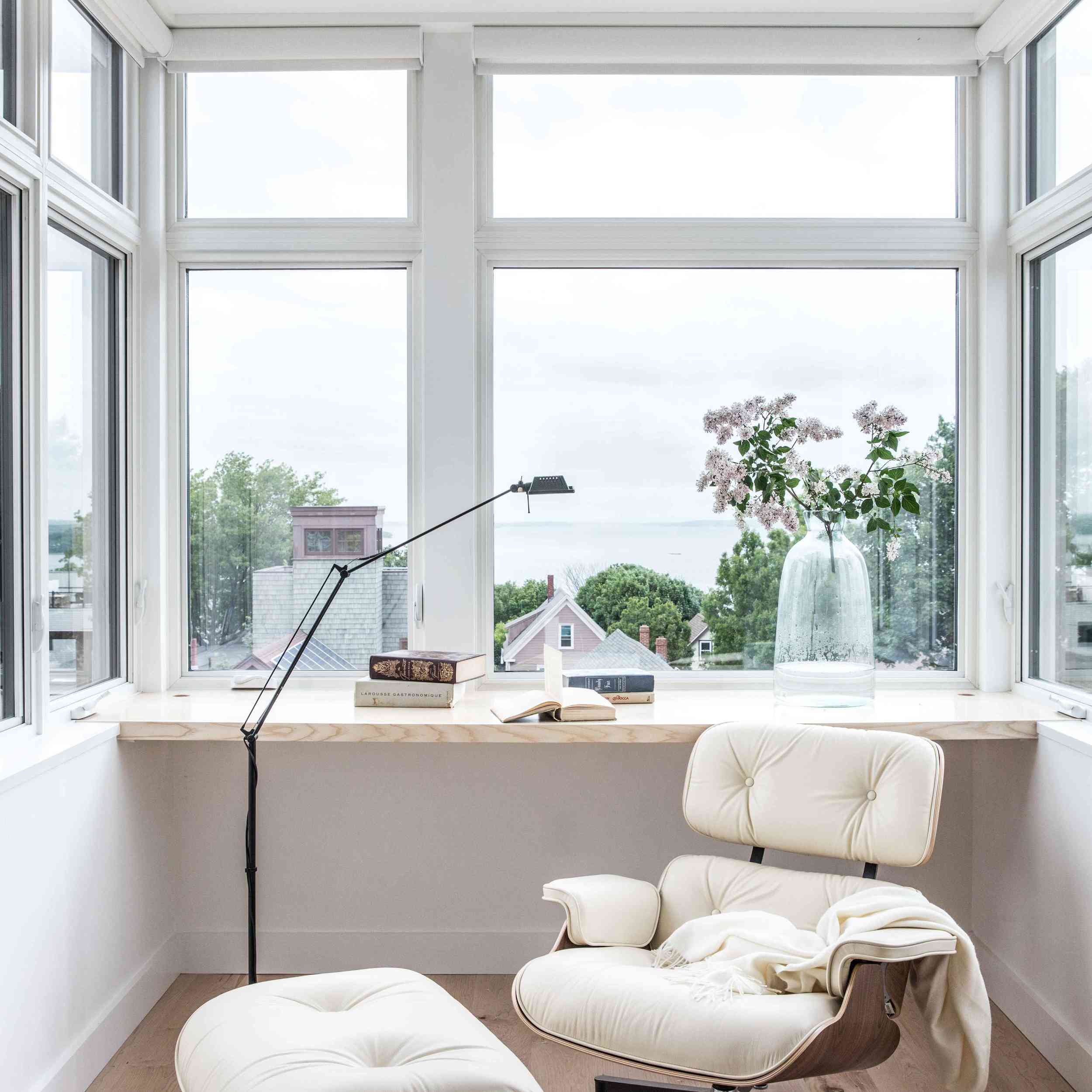 一个带现代休息室椅子的窗口衬里