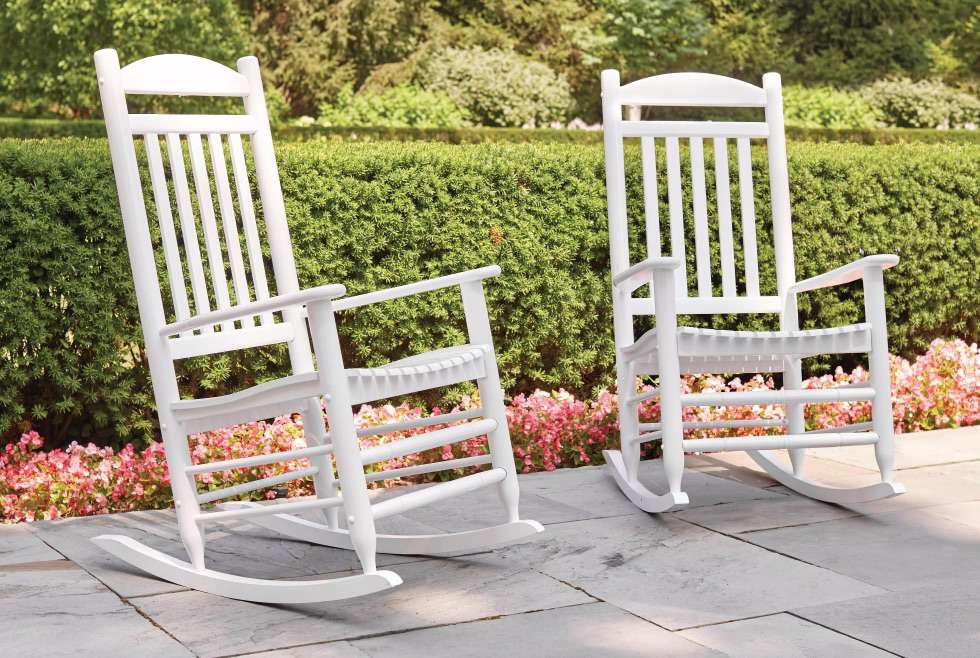 光滑的白色木制户外摇椅