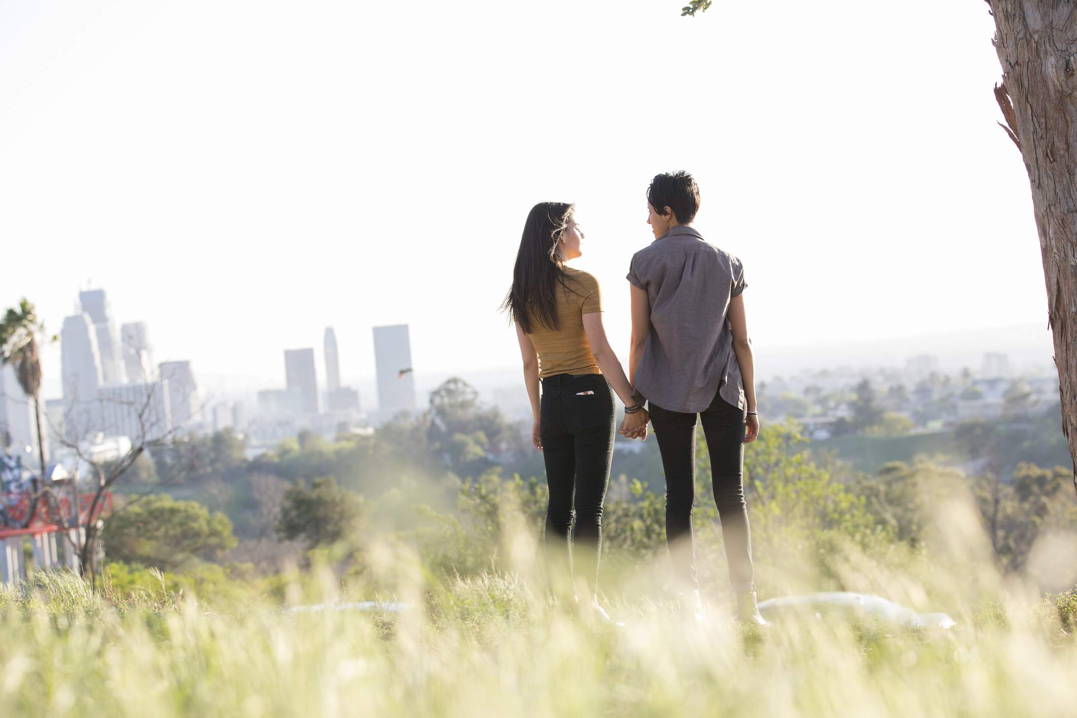 夫妻手拉着手”class=