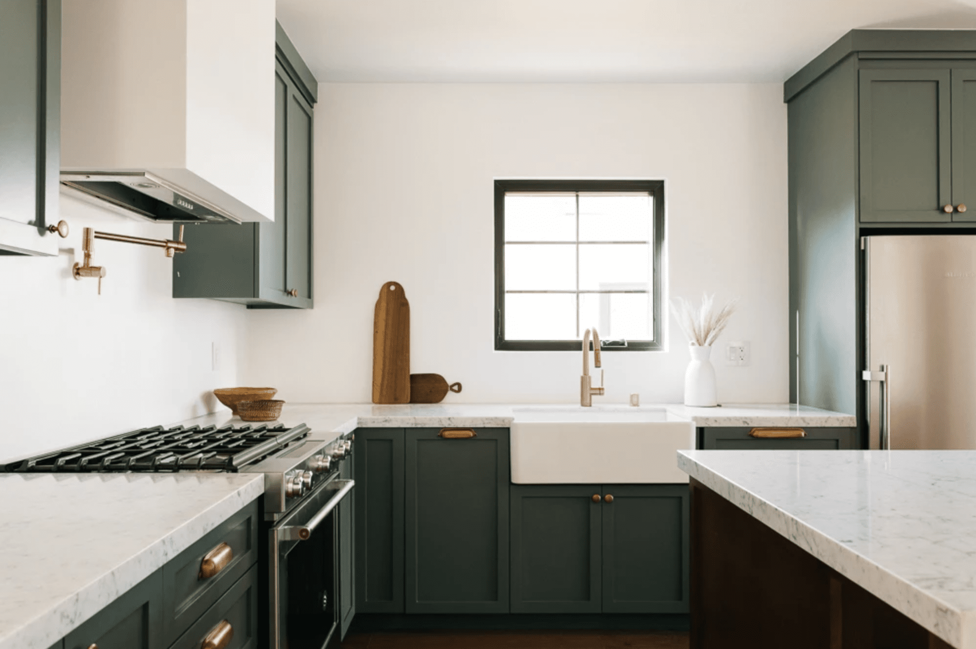 有鼠尾草绿色橱柜的时尚厨房