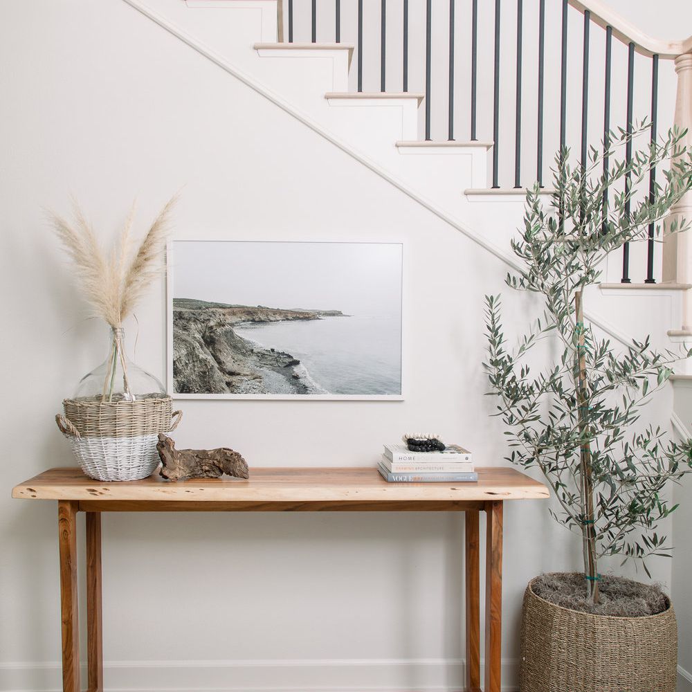 一名户型装饰着现代仿古的控制台桌，海滩照片和两家植物