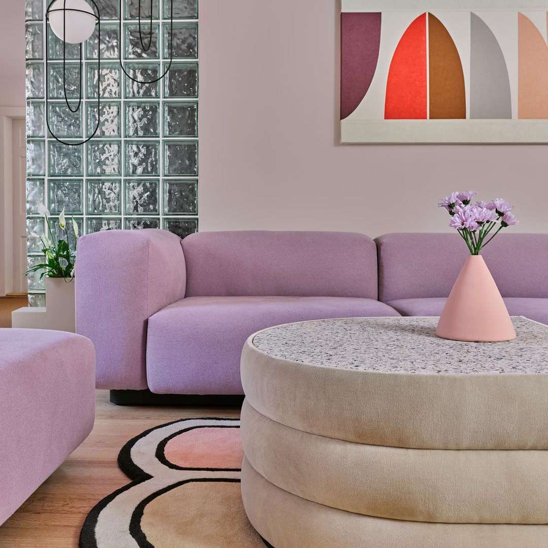 80年代的灵感客厅配有模块化紫色沙发