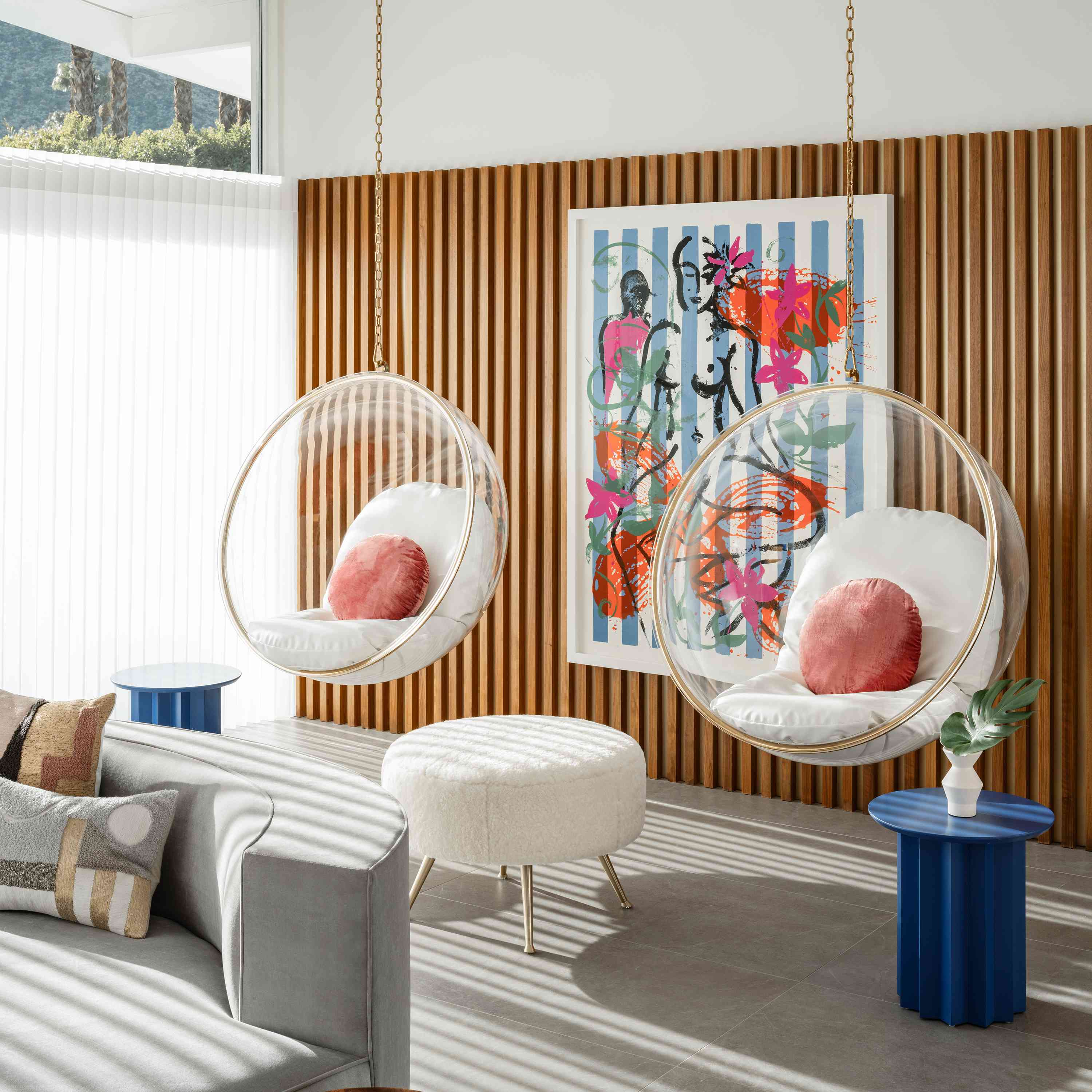 客厅里挂着两张泡泡椅。