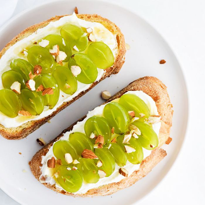 白软干酪吐司和葡萄