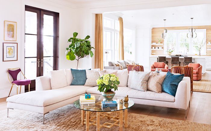 在立德家居柔和色调的沙发另一个角度等休息