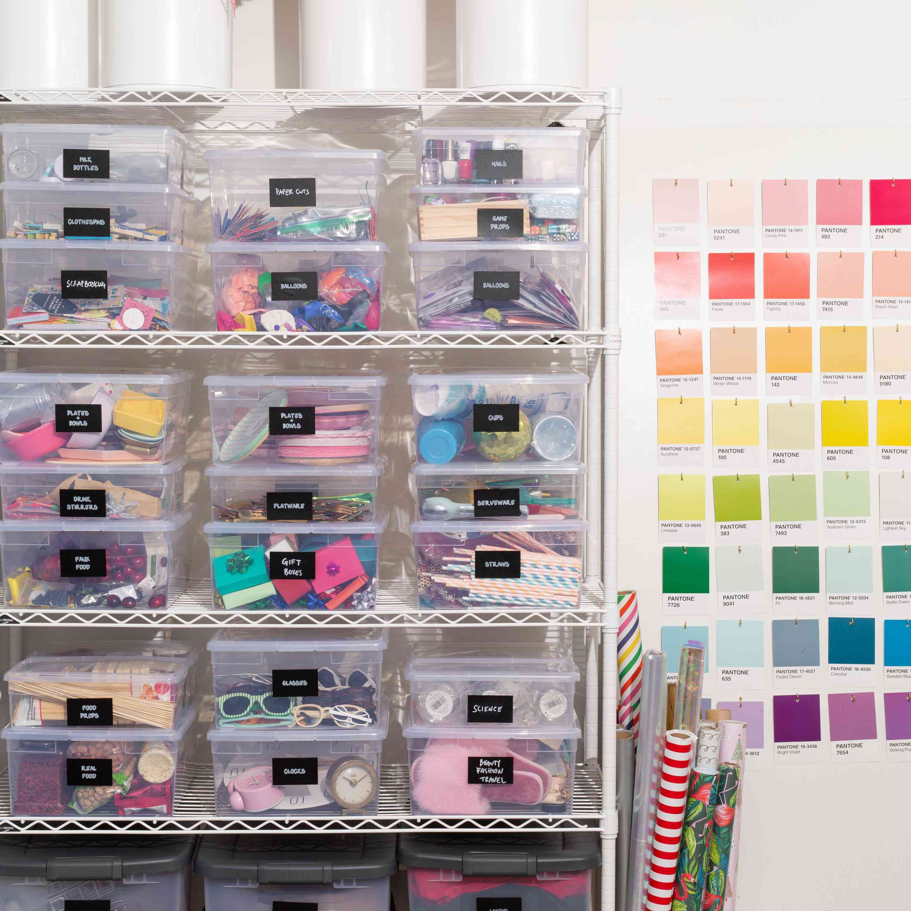 一间有油漆样墙的手工室