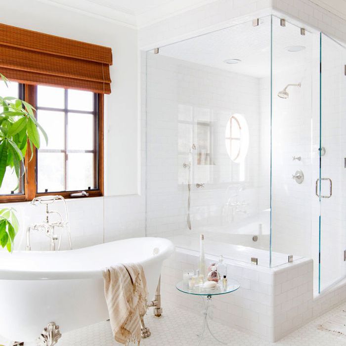 与地铁瓷砖的浴室