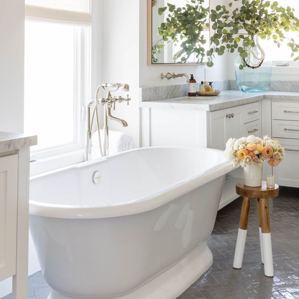 浴室配有独立管，黄麻灯，鲜花