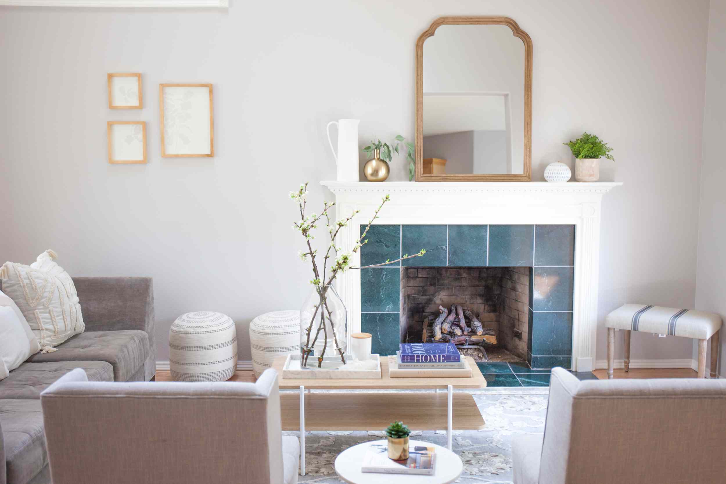 中性的传统客厅，水绿色瓷砖壁炉。