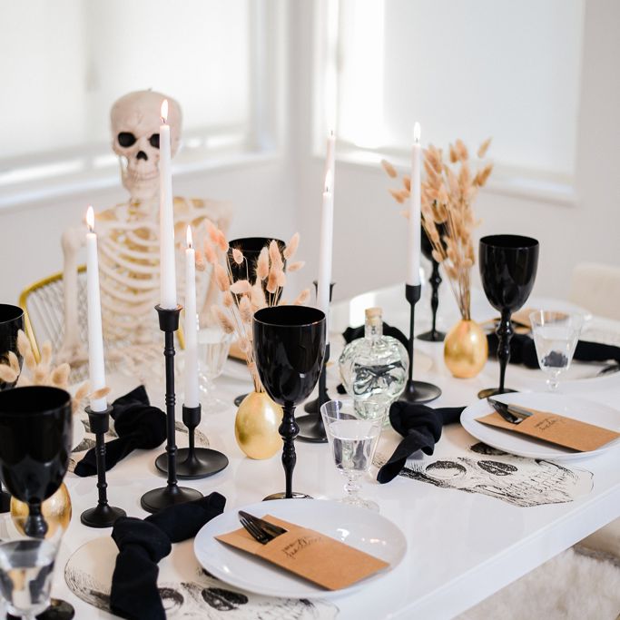 桌子上的万圣节装饰