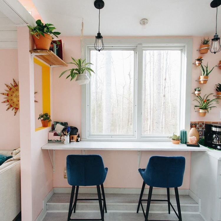 小吃厨房有两个小野鸭天鹅绒barstools。