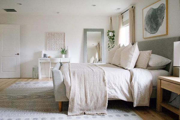 卧室和平射击有中性床单的。