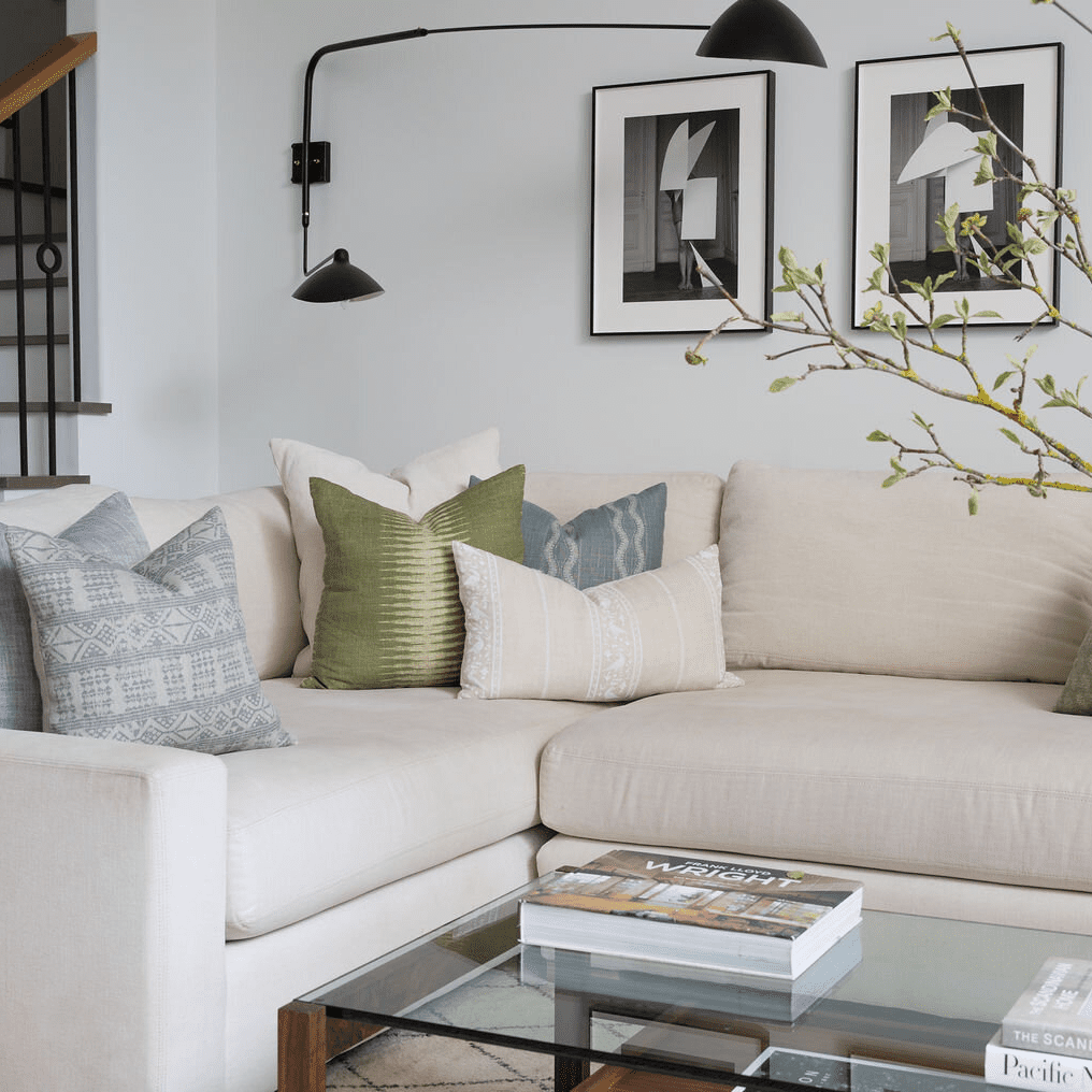 客厅里有传统的白色沙发和黑色的现代摇臂烛台