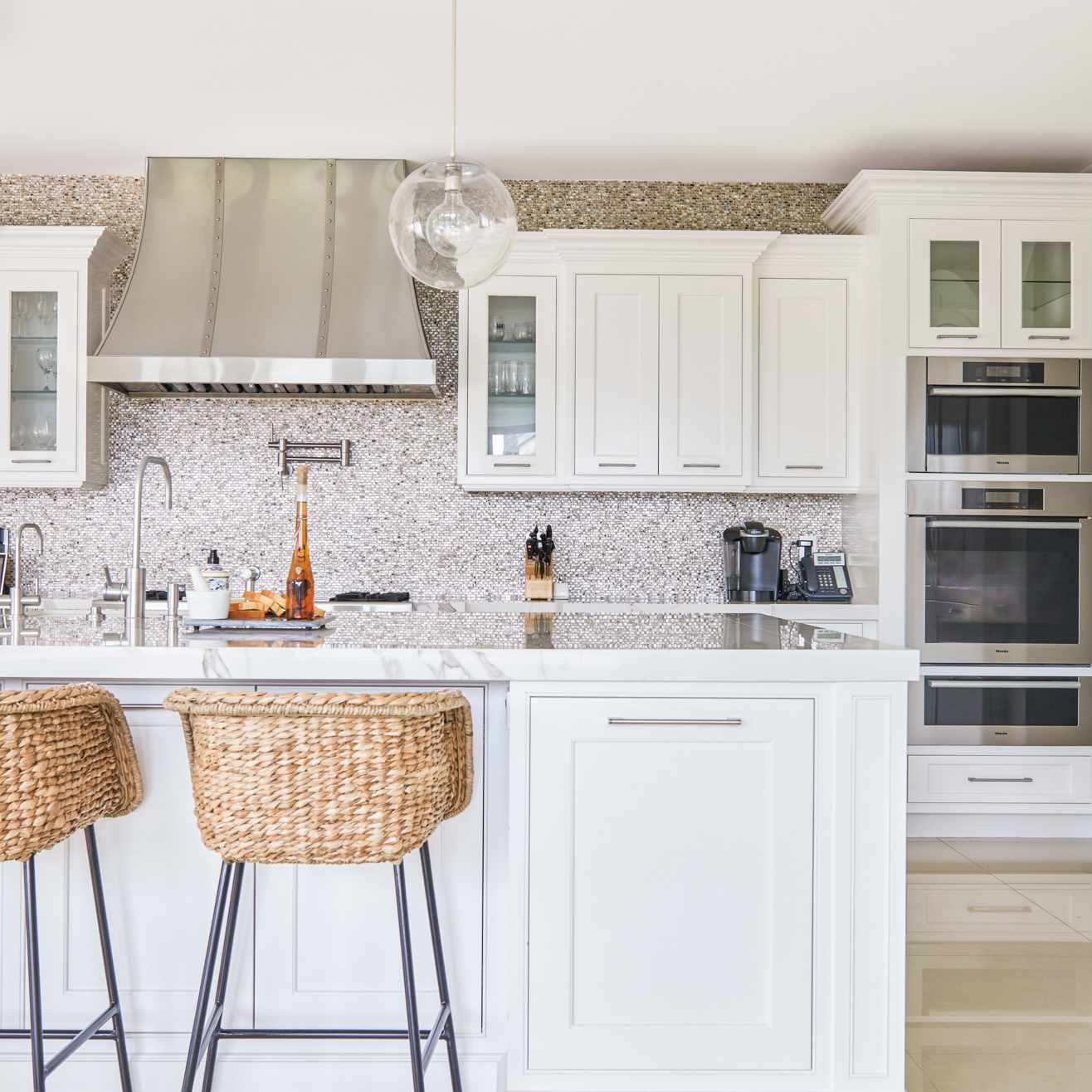 现代厨房的橱柜