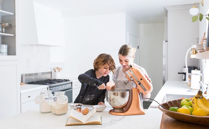 Aisling Mittman和她的儿子一起烘焙
