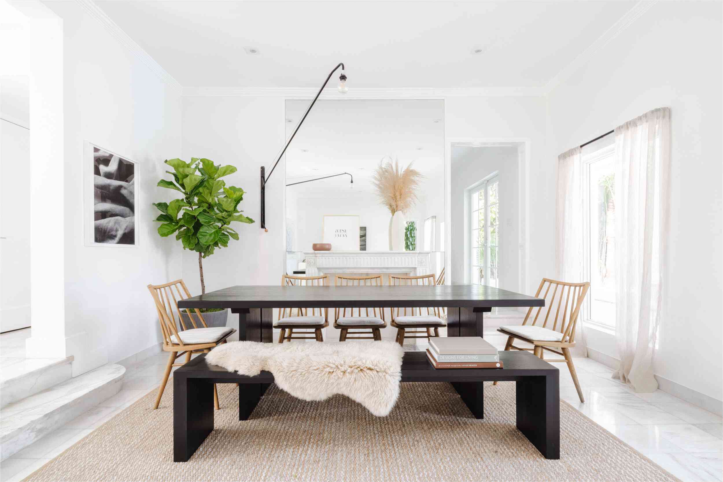 黑色餐厅桌子上有一个人造毛皮投掷