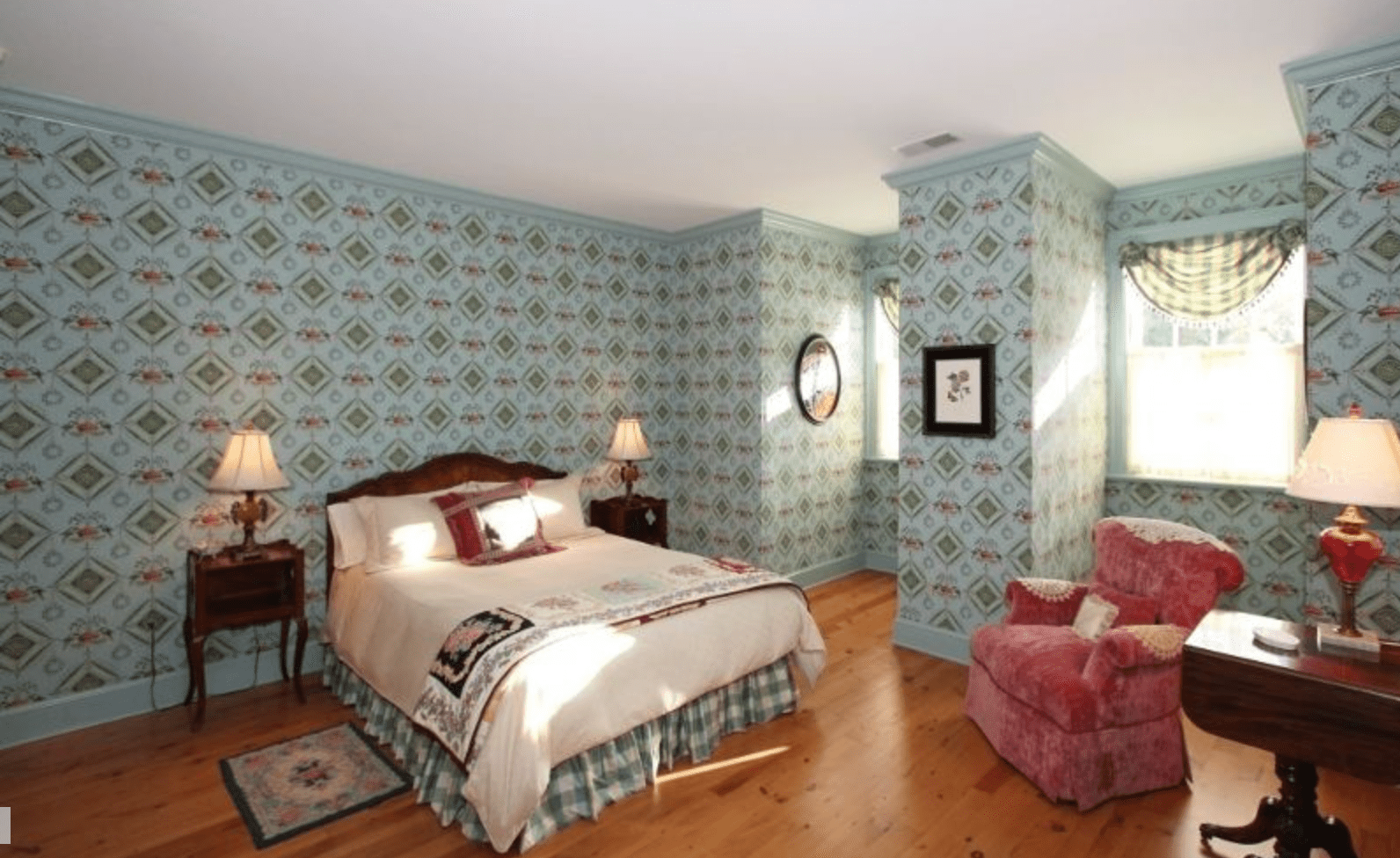 在过时的卧室照片之前。