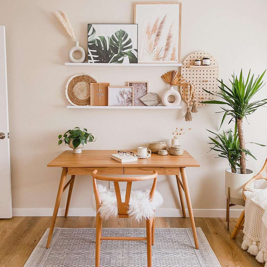 在架子上的装饰物。